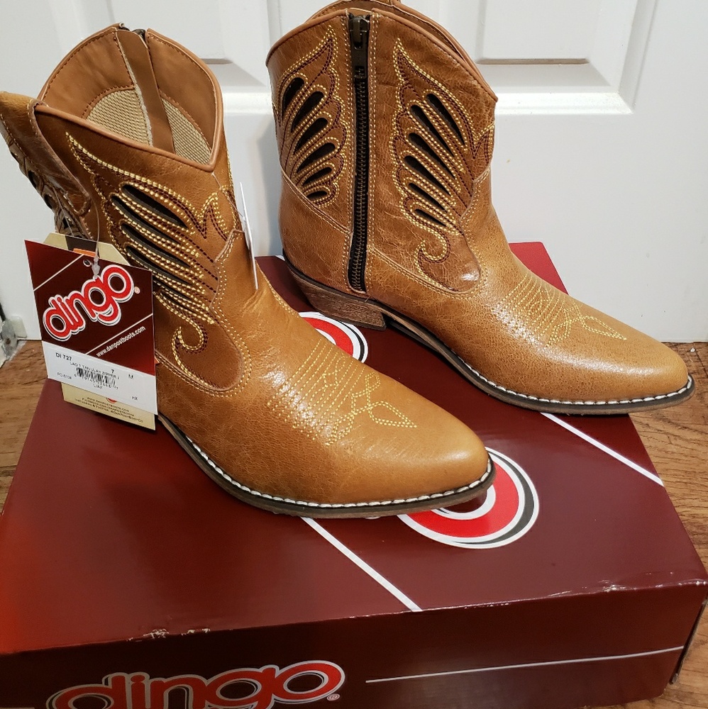 DINGO tan cowboy boots